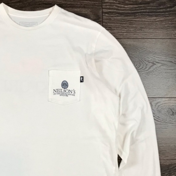 Vineyard Vines Neilson’s On The Oxford Square Since 1839 Men’s Long Sleeve Shirt - Picture 10 of 10